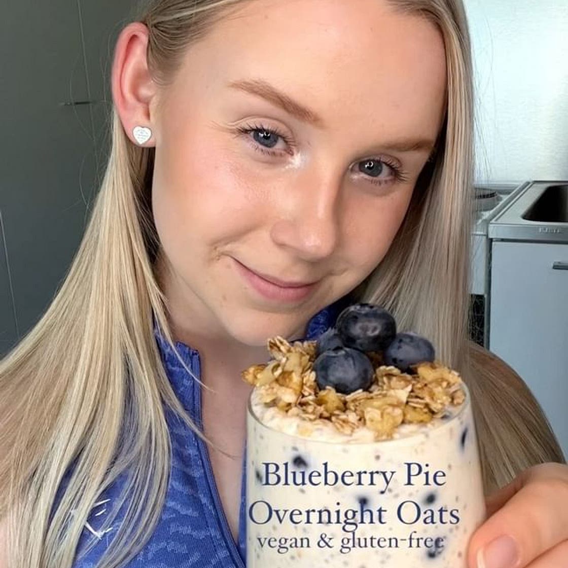 Blueberry Pie Overnight Oats (vegan &amp; gluten-free)🤩 The creamy overnight oats combined with the crunchy topping and fresh berries are a perfect combo💜 Such a delicious and easy breakfast idea for the summer☀️ • Ingredients: 1/2 cup gluten-free oats o