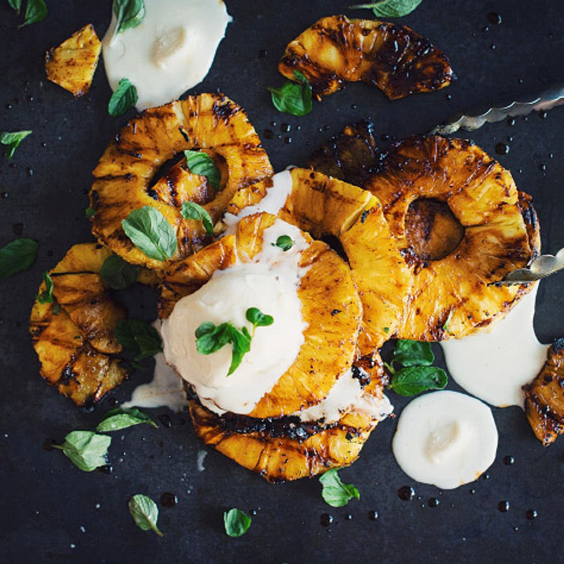 Ananas grillés avec rhum et sirop d’érable