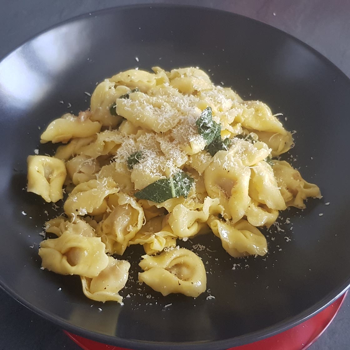 Tortellini mit Salbeisauce