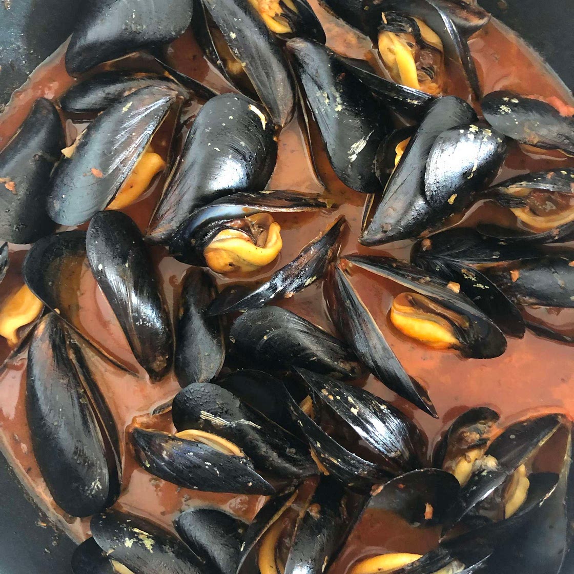Mussels in red sauce