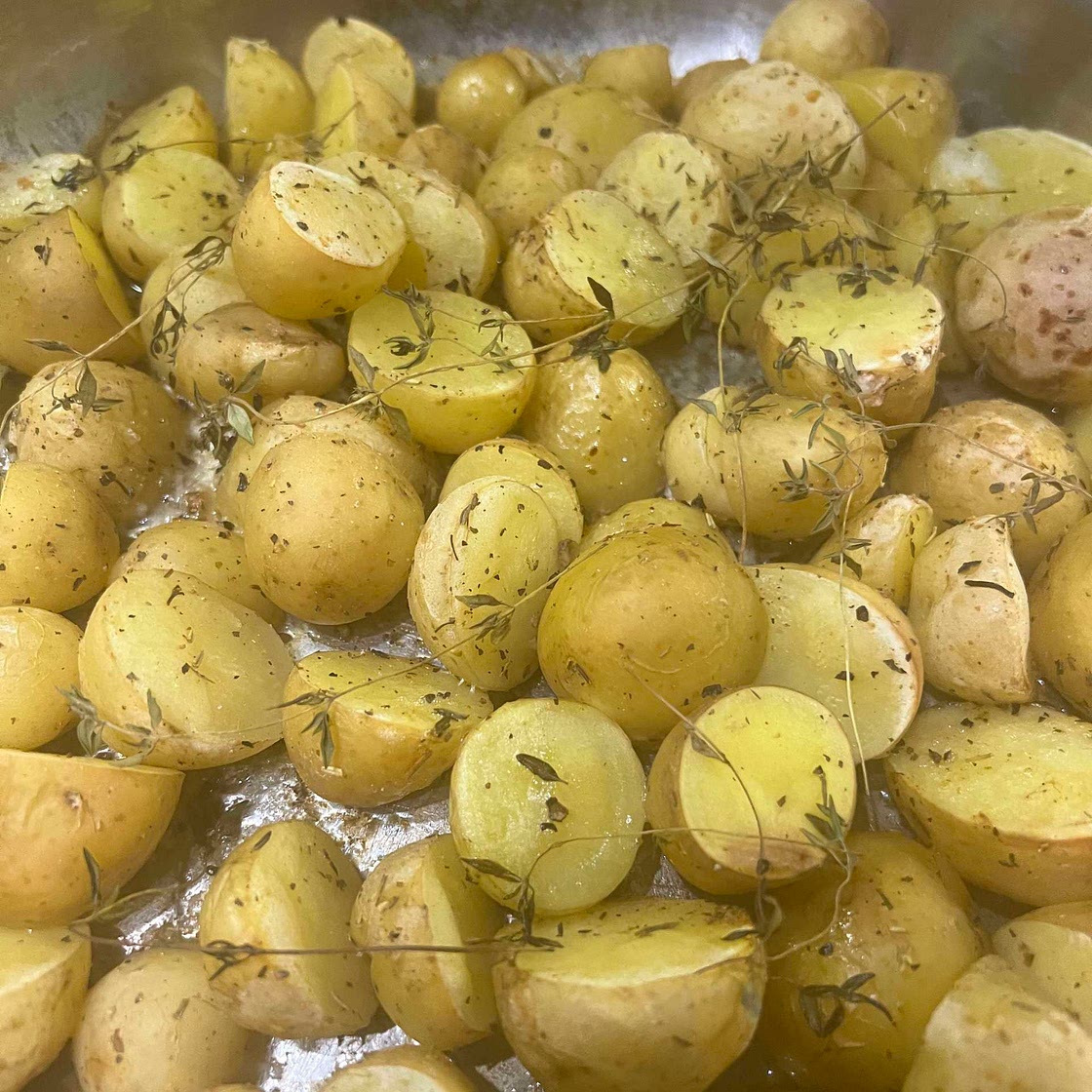 fresh baked potatoes with rosemary🥔