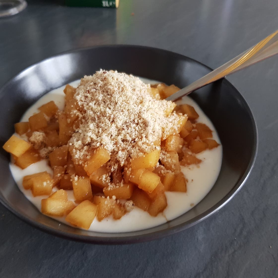 Warmer Apfel mit Joghurt