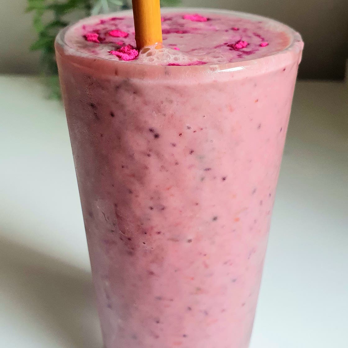 4 ingredient Detox smoothie with blueberry and strawberry smoothie