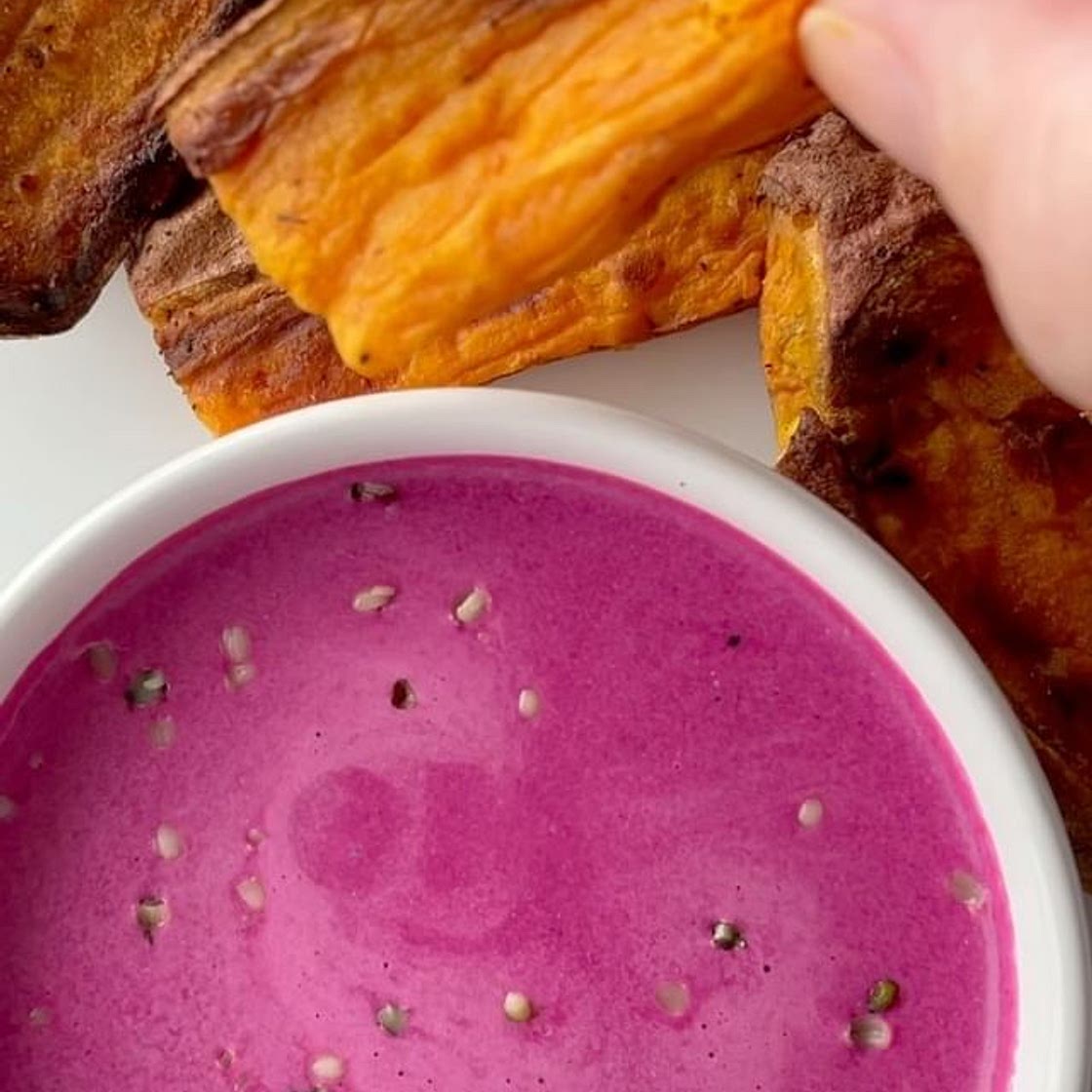 Just over here trying to eat my colors ✌️🌈 Roasted some sweet potatoes and then dipped them into my whipped beet ricotta. Hope y’all enjoy ✨ Whipped Beet Ricotta: 1 16 oz container of ricotta (can sub for vegan ricotta 👍) 3 tbsp fresh basil 1 tsp garlic