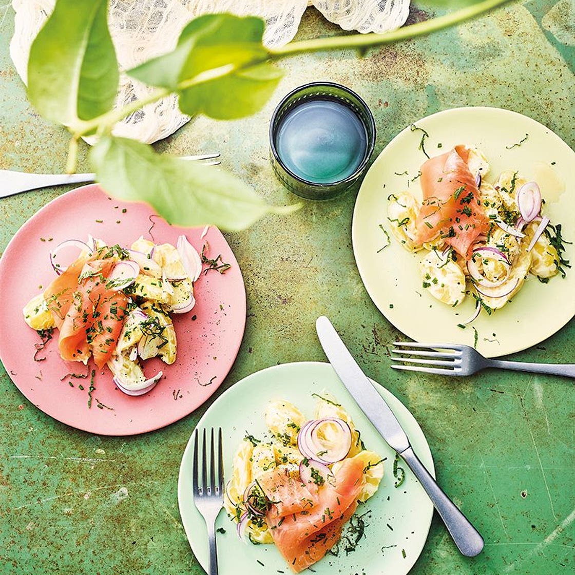 Salade de pommes de terre, truite fumée et fines herbes