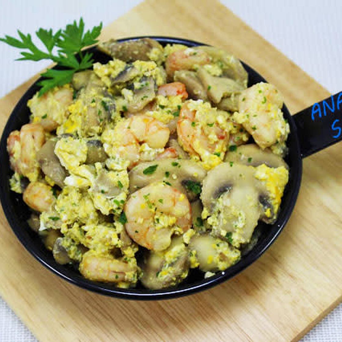 Huevos revueltos con verdura, champiñones y gambas