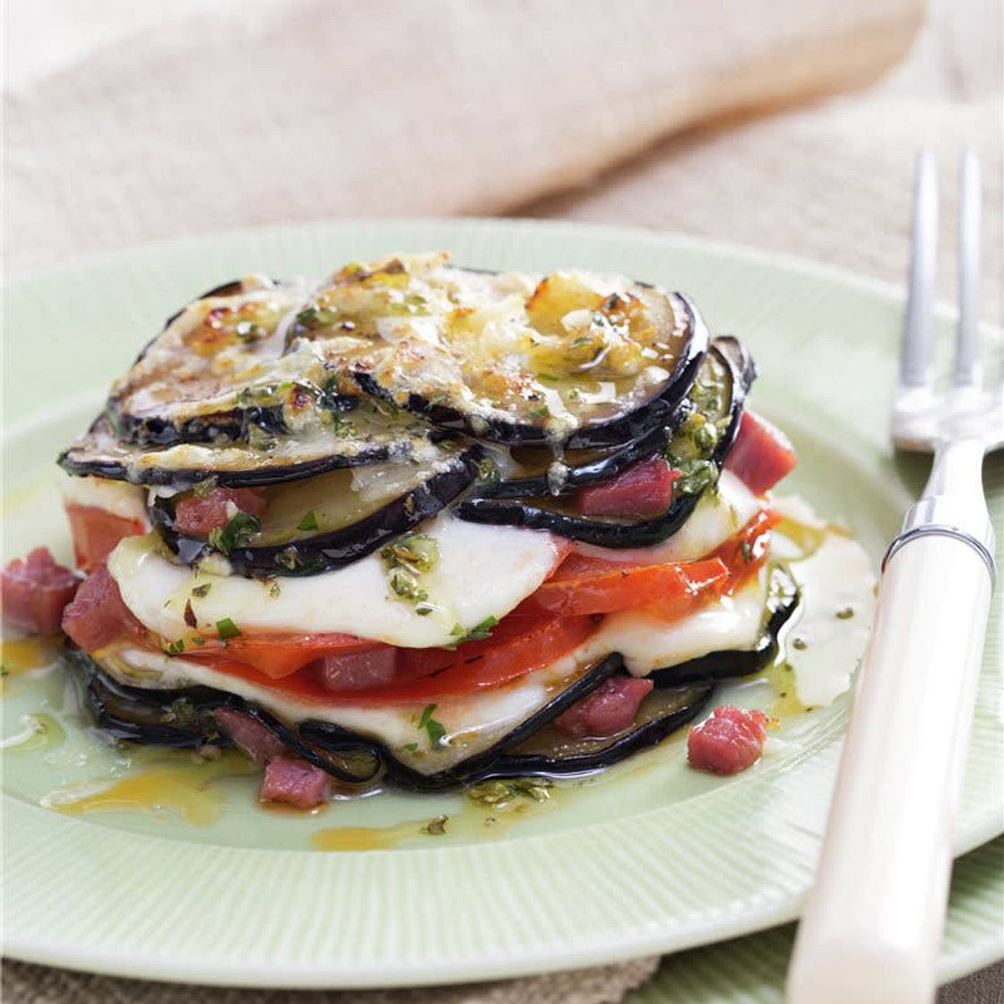 Milhojas de berenjena, tomate y mozzarella