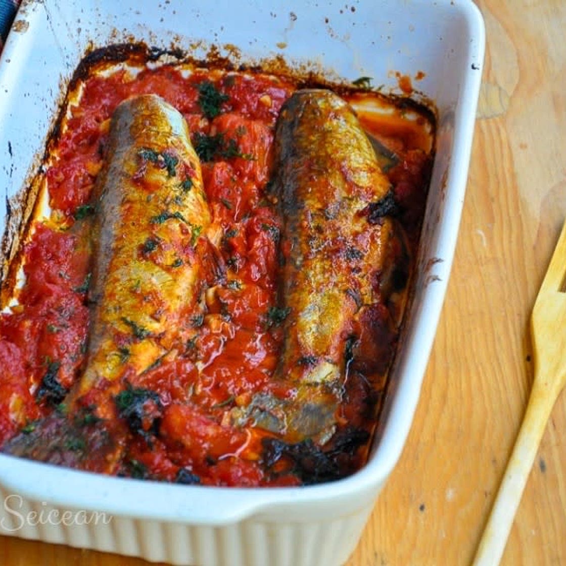 Trout with tomato and garlic sauce   