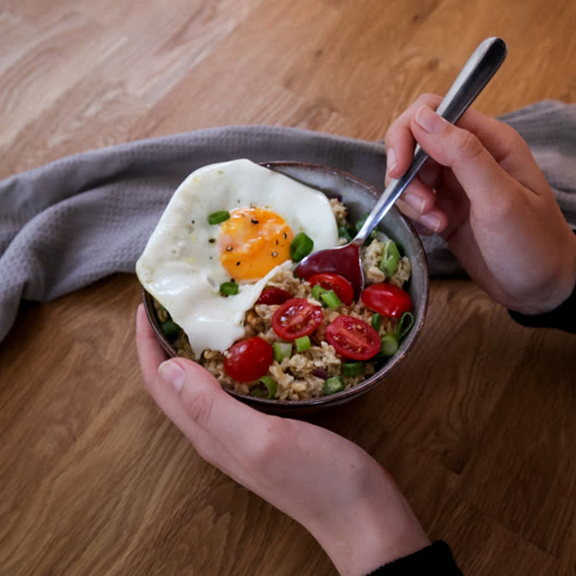 Herzhaftes Porridge mit Spiegelei  