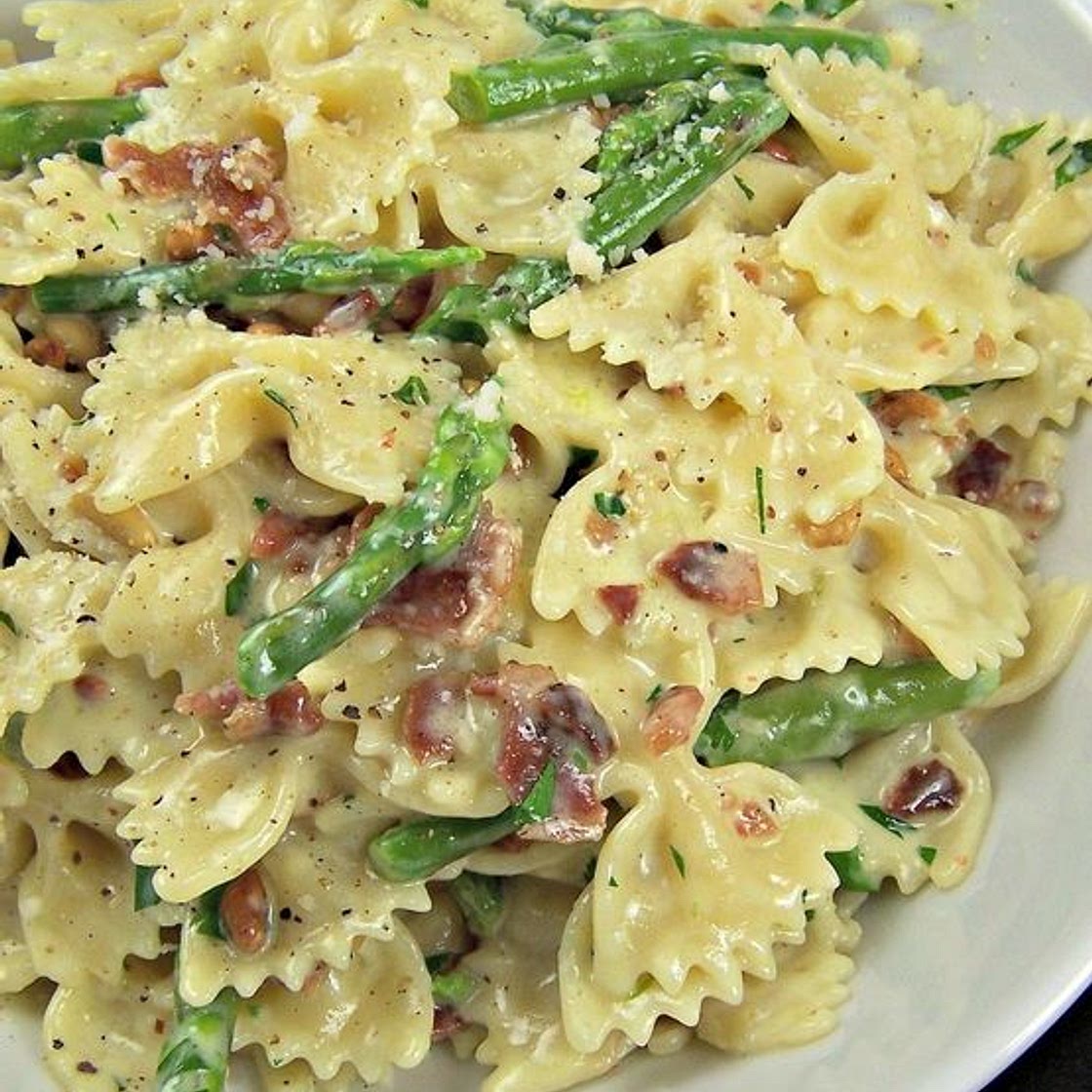 Creamy Pasta with Asparagus and Bacon