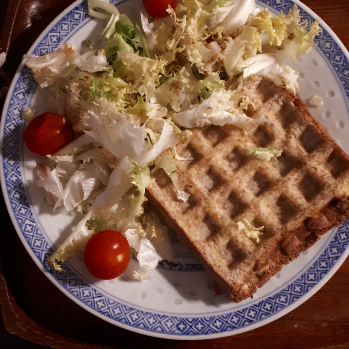 Croque pastrami, fondue d'oignons et cumin