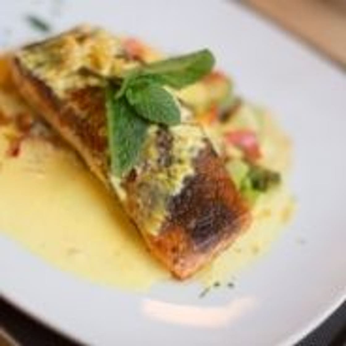 Salmon in green almond sauce