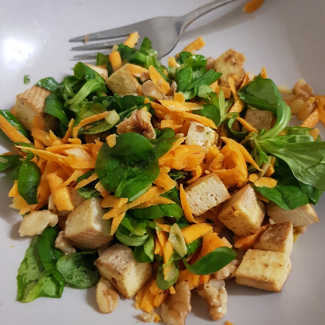 Salat mit Nuss-Tofu und Apfel