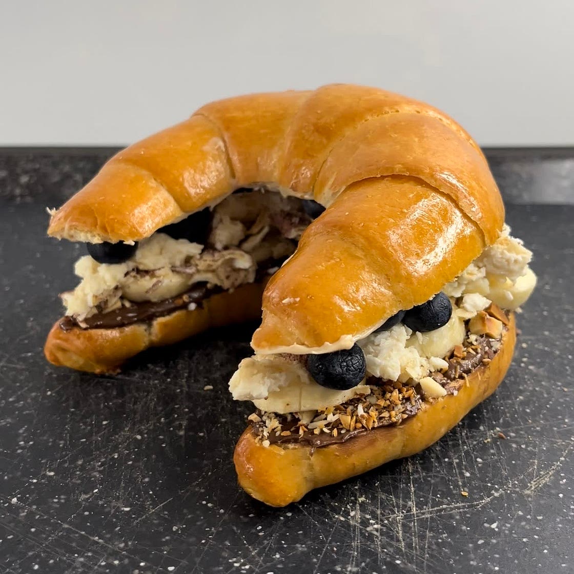 Kinder Bueno meets Raffaello croissant sandwich