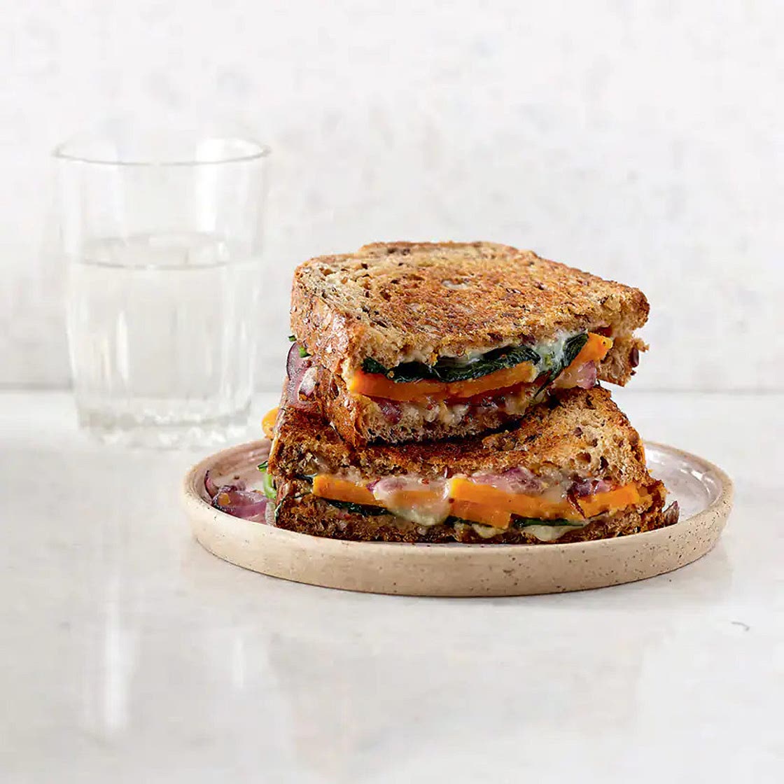 Recette de grilled cheese patates douces et épinards | Coup de Pouce