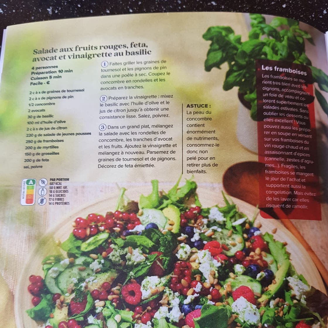 Salade aux fruits rouges, feta, avocat et vinaigrette au basilic