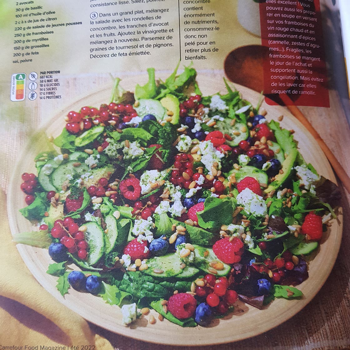Salade aux fruits rouges, feta, avocat et vinaigrette au basilic