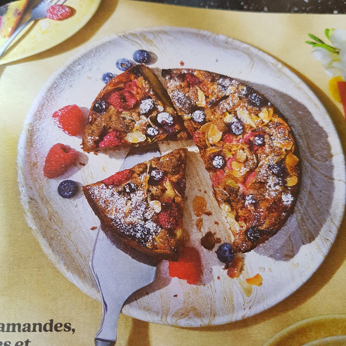 Cake aux amandes, framboise et myrtilles
