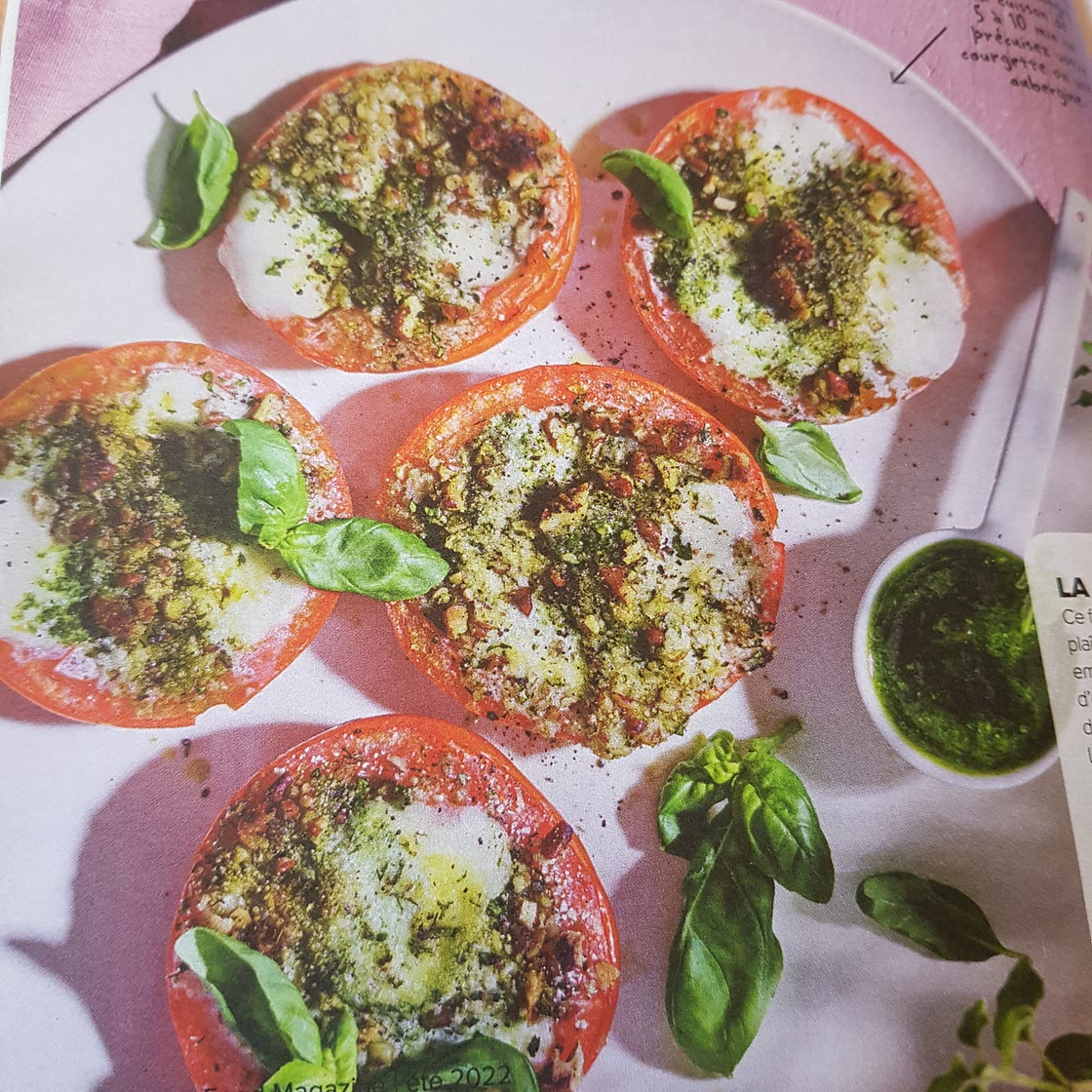 Tomates farcies à la mozzarella,pesto et crumble aux noix