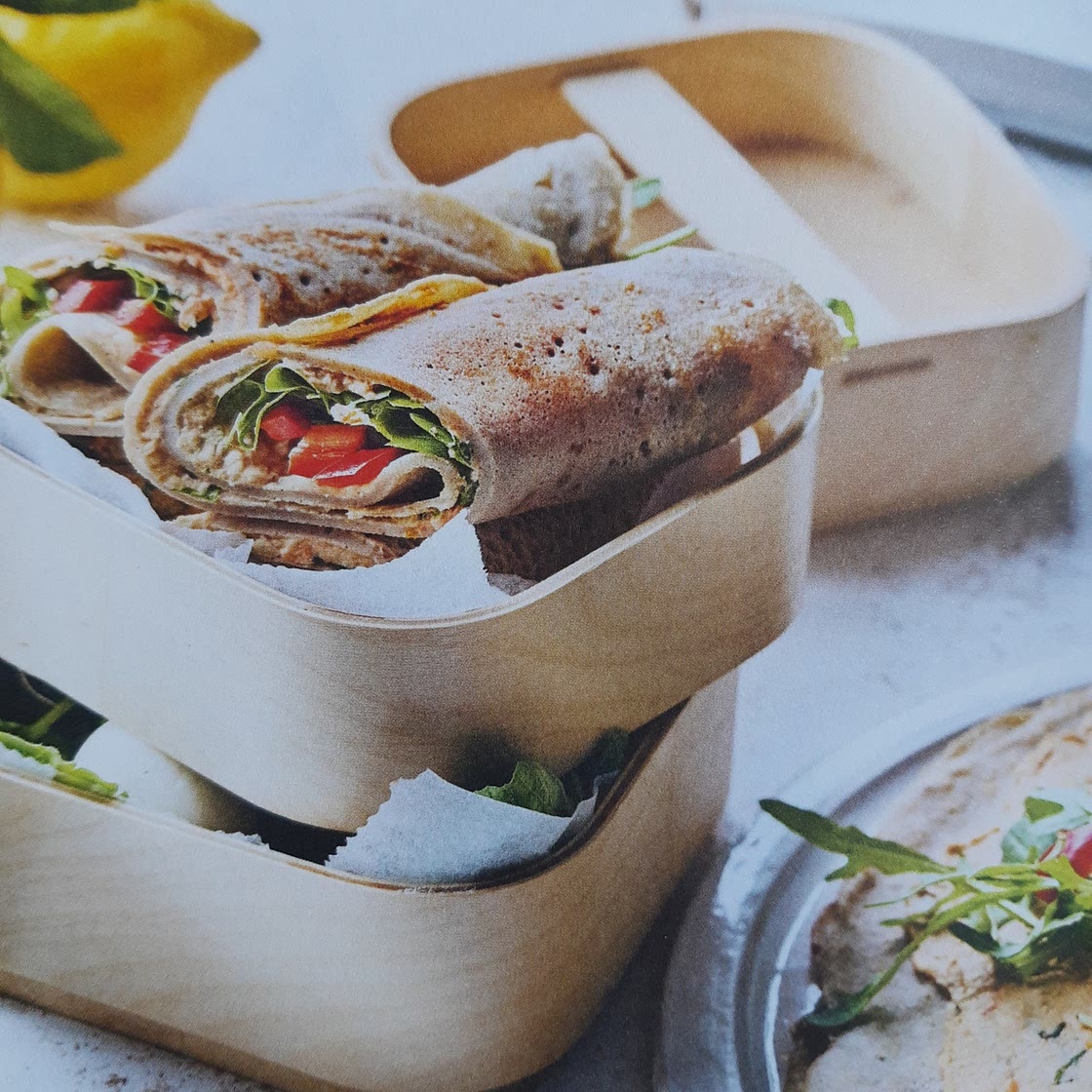 Hartige boekweitpannenkoeken met basilicum en hummus van zongedroogde tomaten