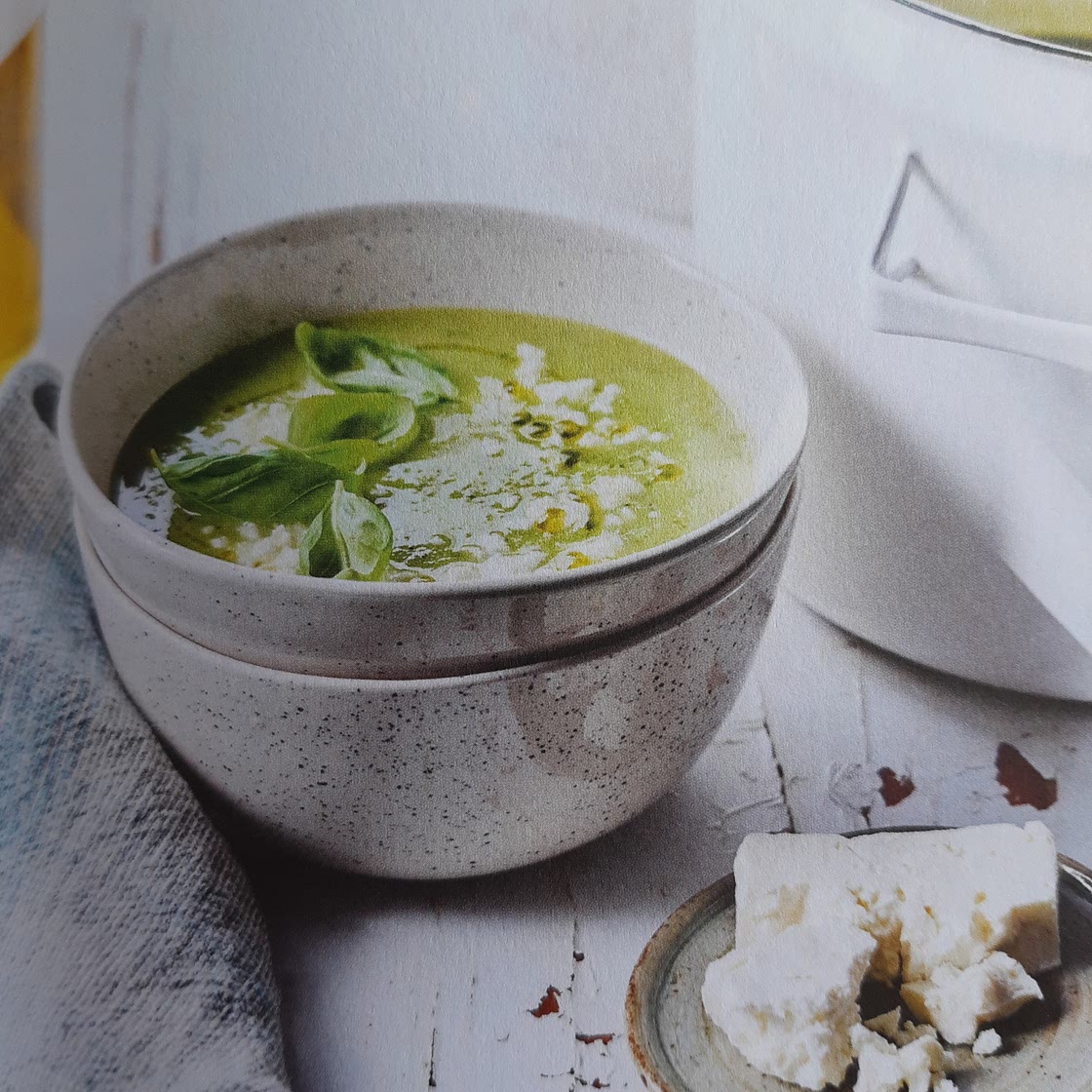 Soep van courgette, erwtjes en basilicum