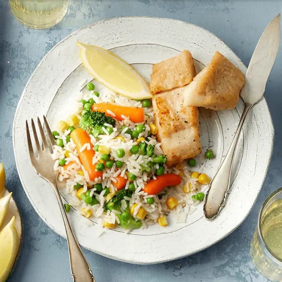 Gebratenes Fischfilet auf Gemüse-Reis