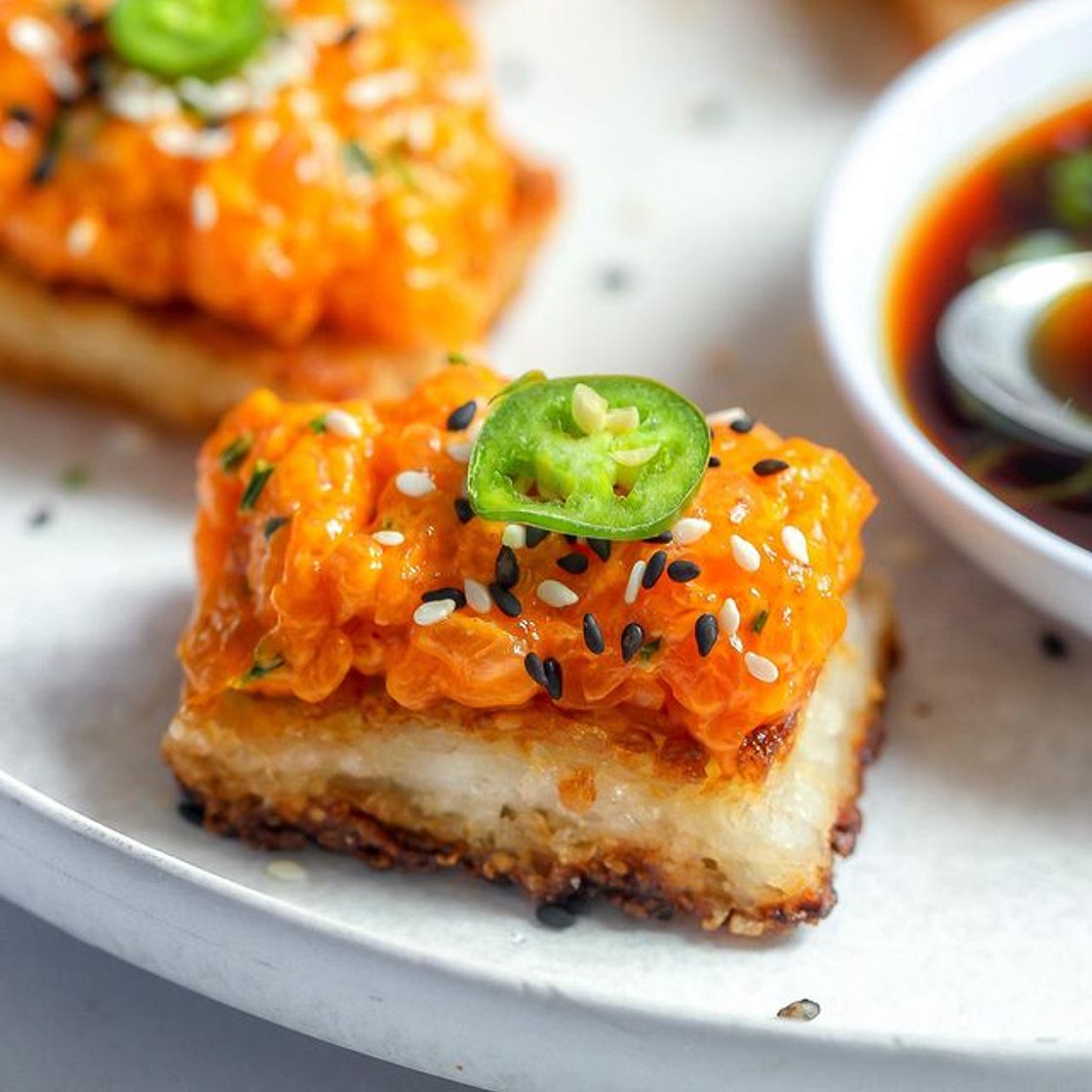 Follow for more recipes! ❤️ Miso Mayo Gochujang (very sorry if I mispronounced it) Salmon over Crispy Rice 🥹👌🏻 . If you’ve never tried gochujang you are missing out, it is the most delicious korean chili paste, but also if you haven’t tried Nobu’s crisp