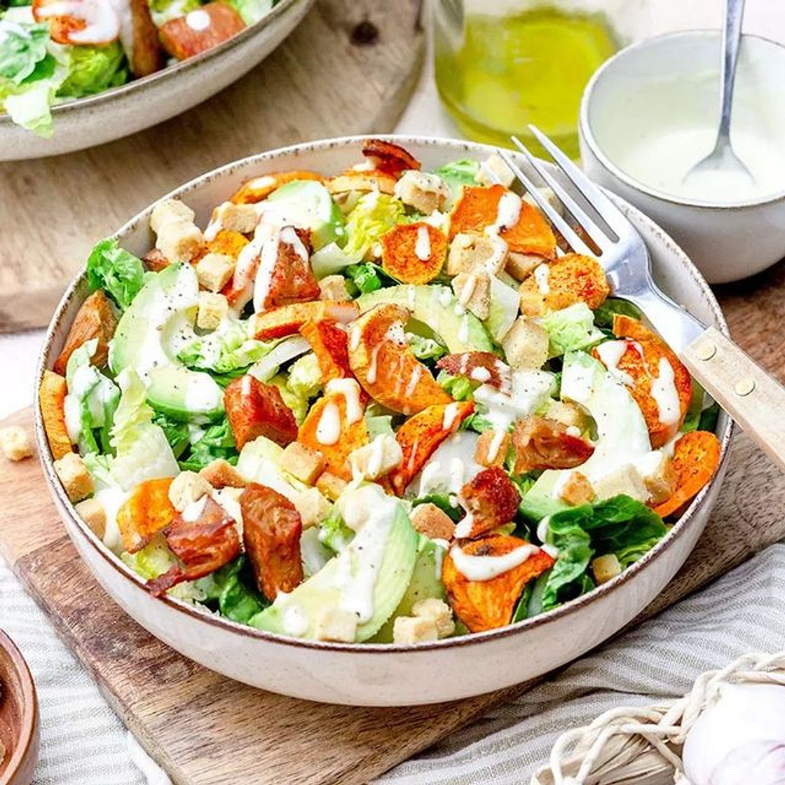 Caesar salade met avocado 🥗🥑&nbsp;Een caesar salade, maar dan met avocado, zoete aardappel en (vegan) kip. 🌿 De caesar salade is, zoals de geruchten rond gaan, ontstaan per toeval. Bij gebrek aan ingrediënten werd deze salade geserveerd en bestond uit 8