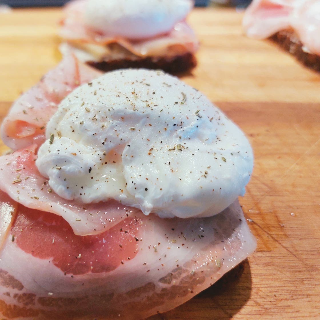 Smørrebrød - poached egg, white asparages and pancetta