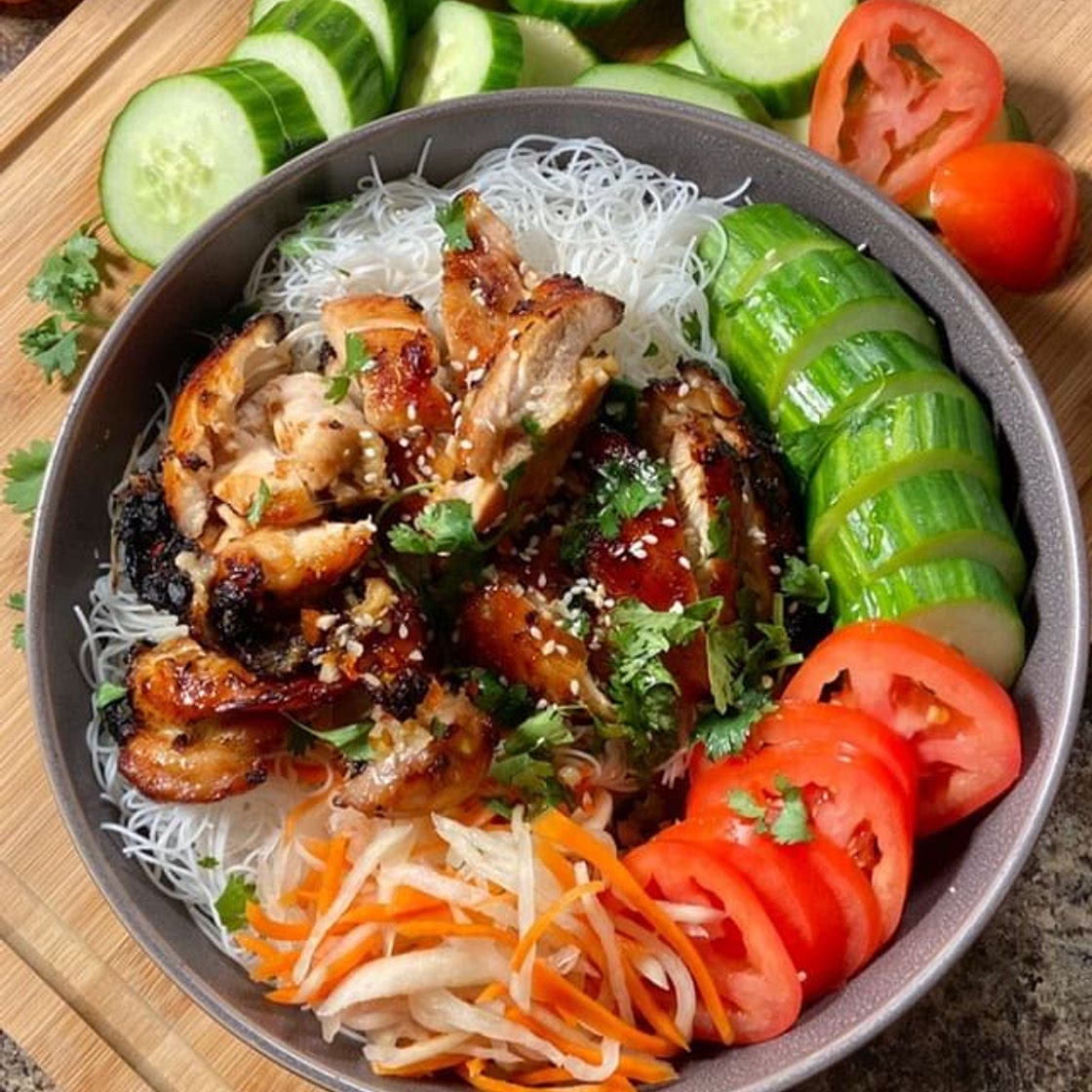Crispy and juicy lemongrass chicken in the air fryer 😚 Ingredients: -2.5lbs chicken thighs -a ton of garlic (minced) -4 tbsp lemongrass (minced) -1 lemon (or lime), juices -4.5 tbsp fish sauce -2.5 tbsp soy sauce -4 tbsp brown sugar -Mix all ingredients a