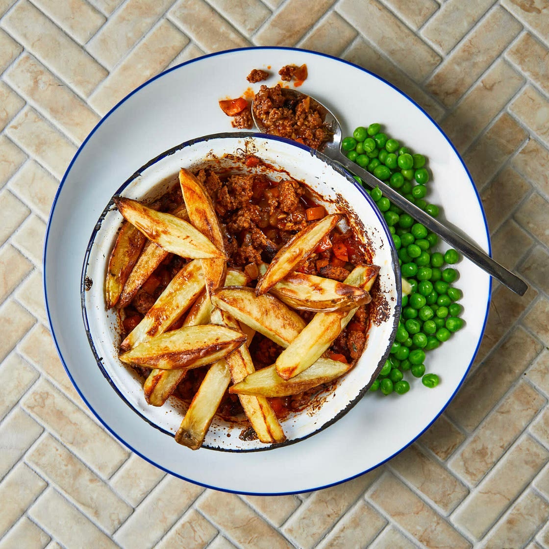 Chip-topped meat-free mince and thyme pie with peas