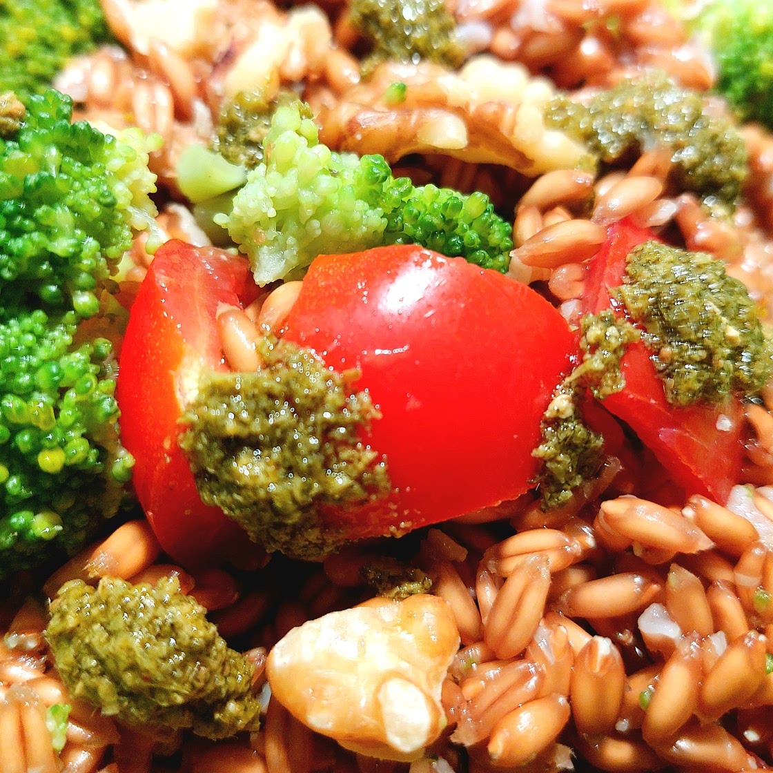 Barley salad - Broccoli, tomato, pesto and walnuts