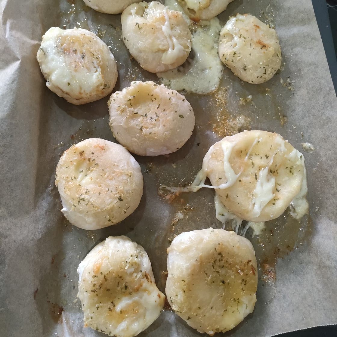 GARLIC BUTTER CHEESE BOMBS