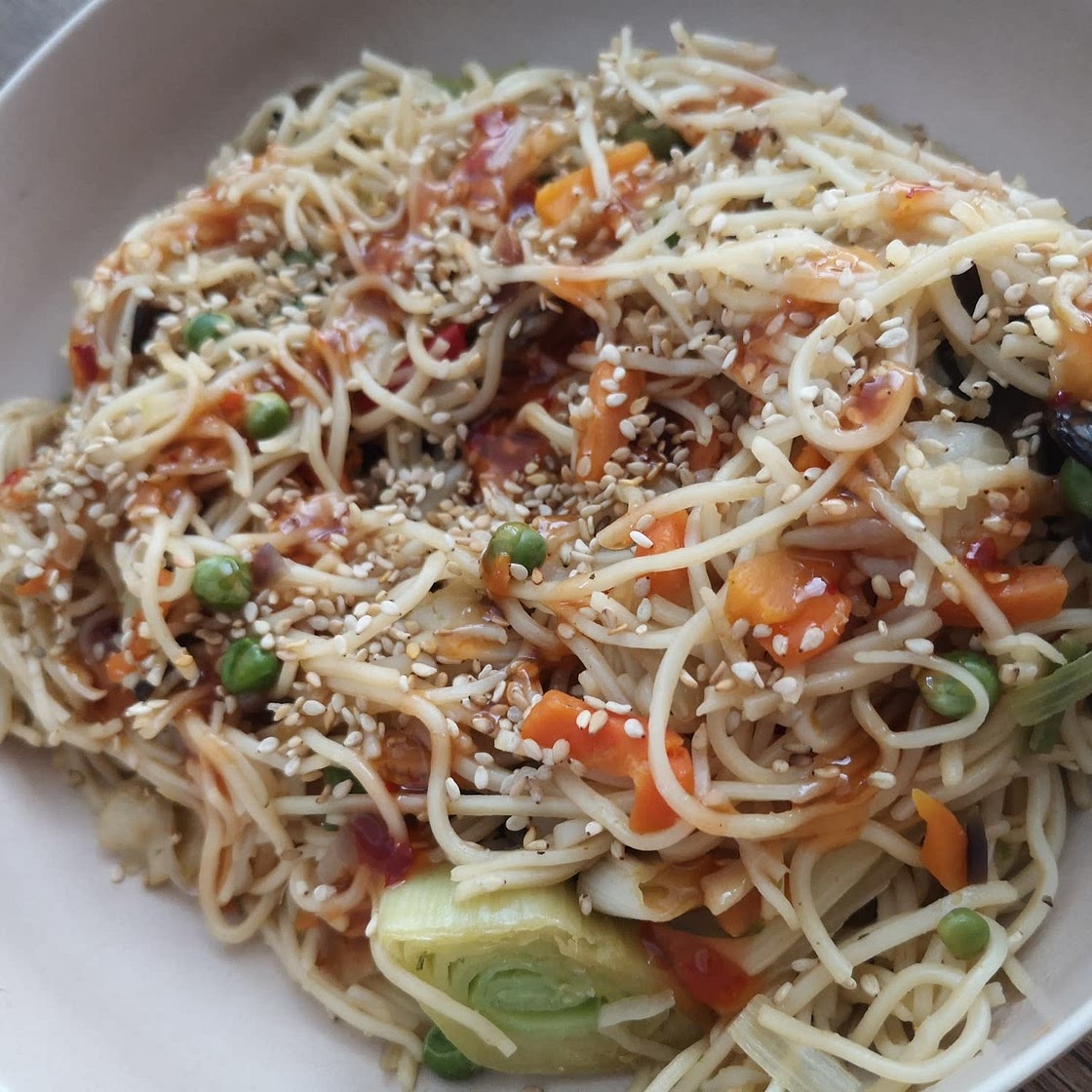 Schnelle Asia-Nudelpfanne mit Gemüse (5 Zutaten!)
