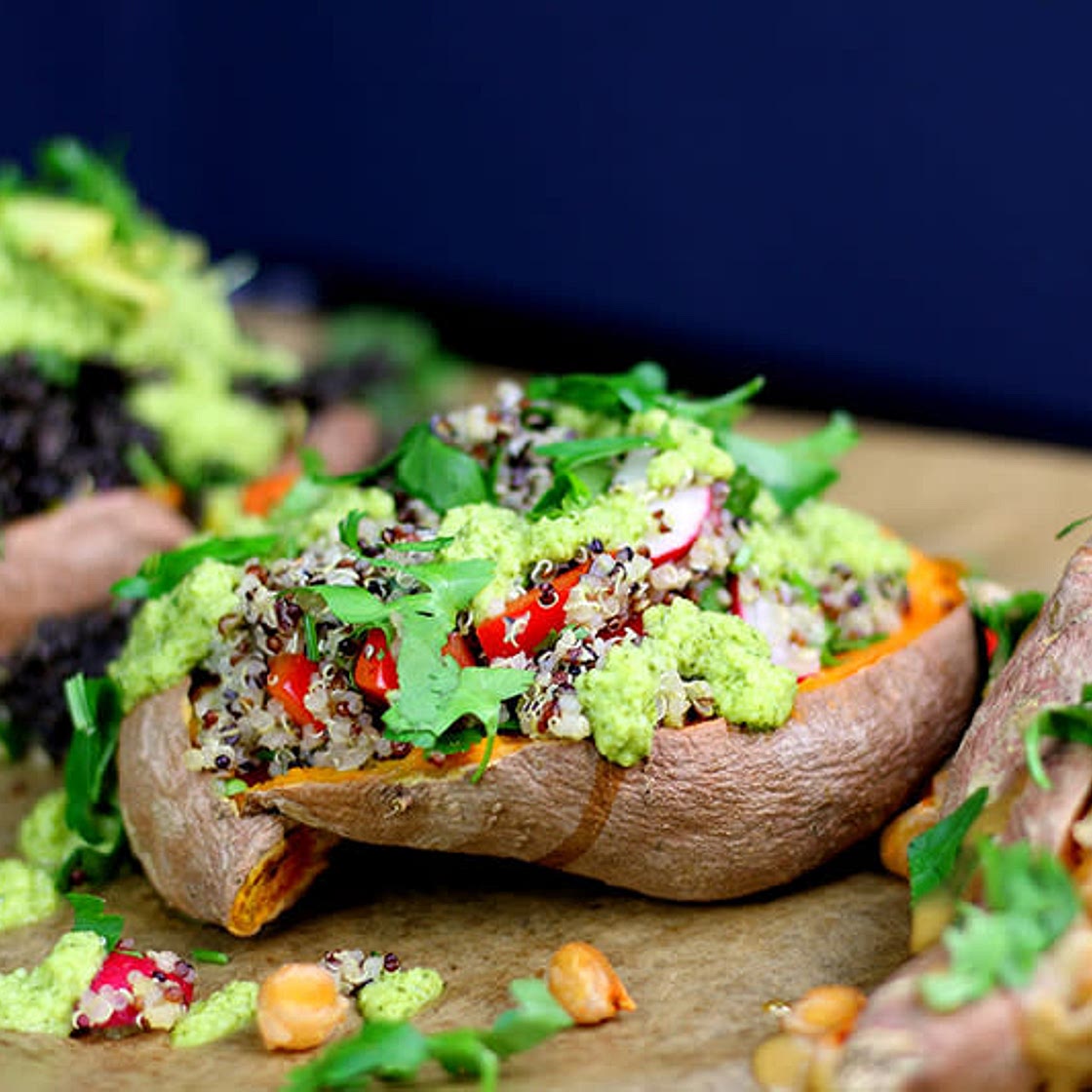 Gefüllte Süßkartoffeln mit Quinoa und Avocado