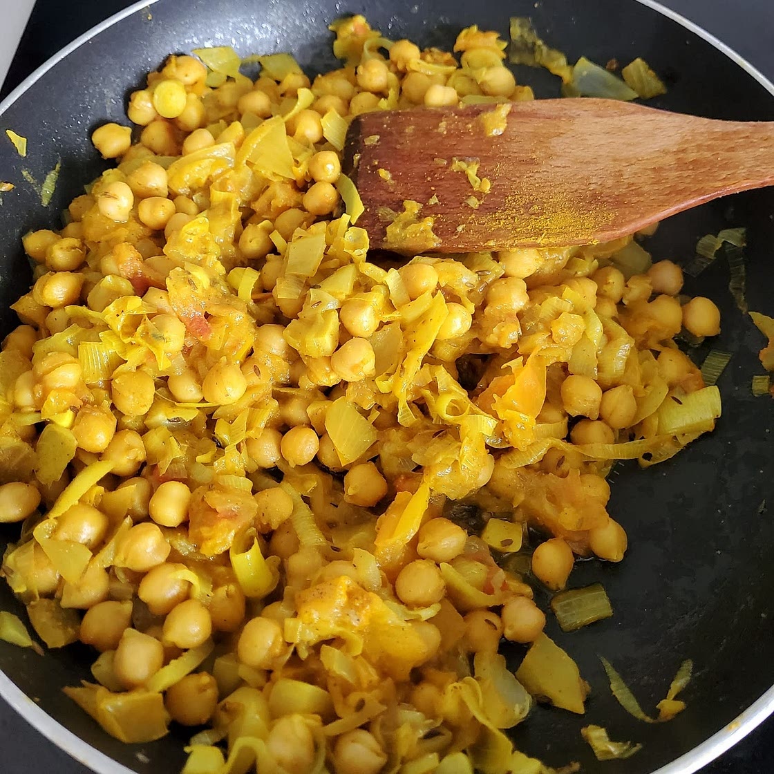 CURRY DE POIS CHICHES, TOMATES ET POIREAUX