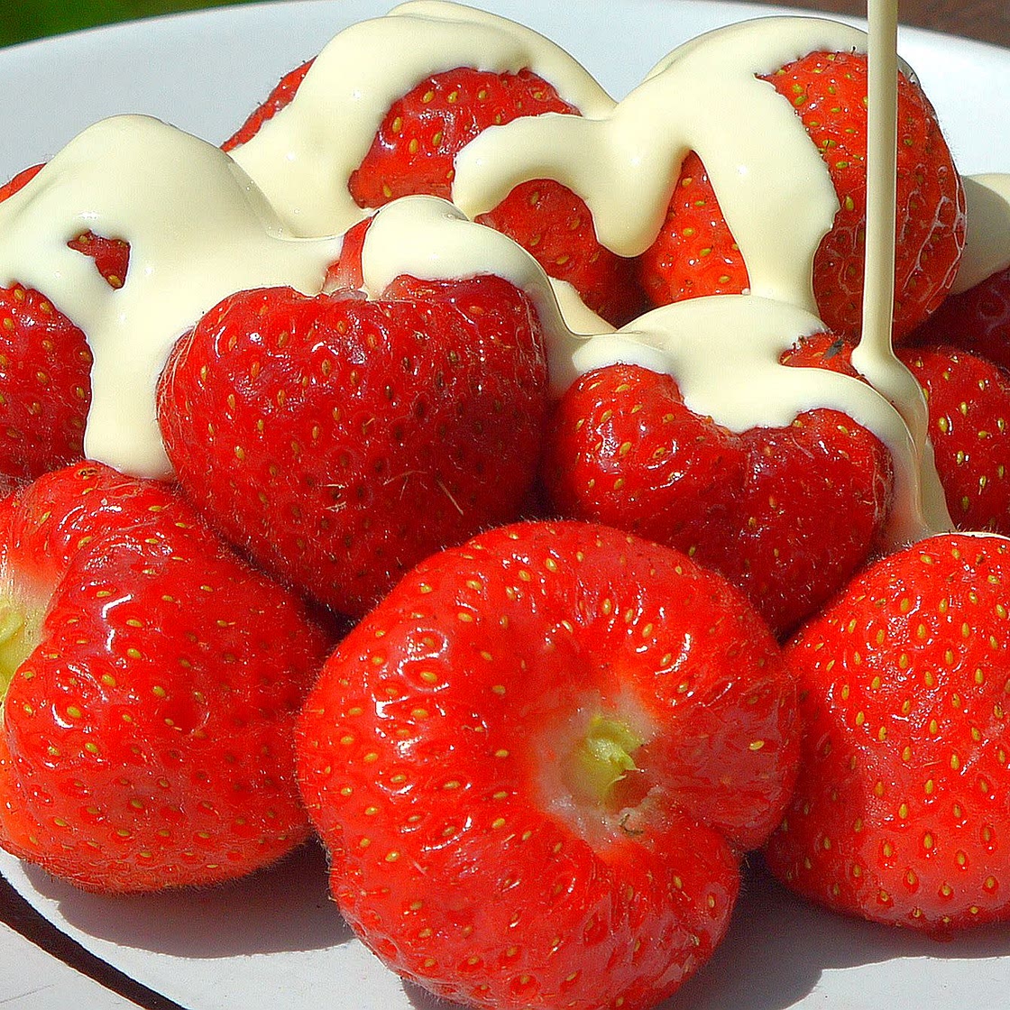 Easy Delicious Strawberries & Cream Dessert!