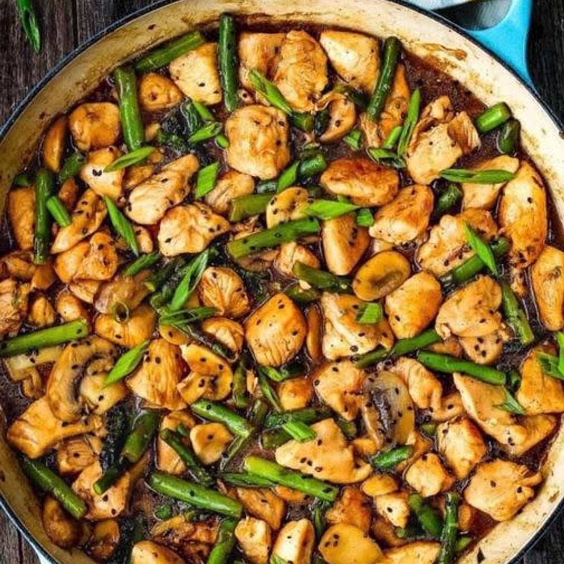 EASY HEALTHY CHICKEN AND ASPARAGUS SKILLET
