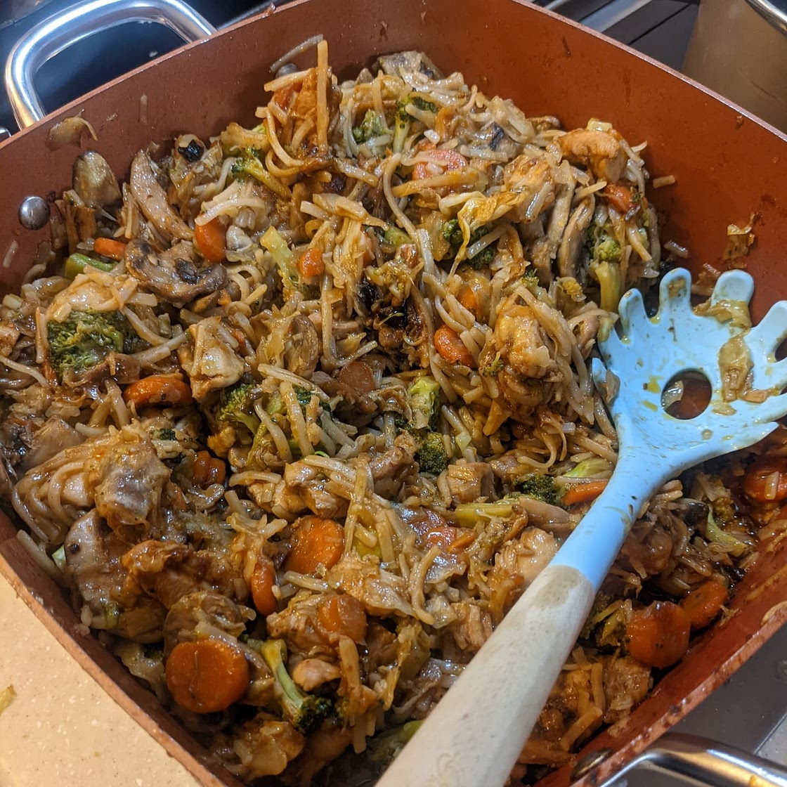 Stir Fry Noodles with Chicken and Vegetables