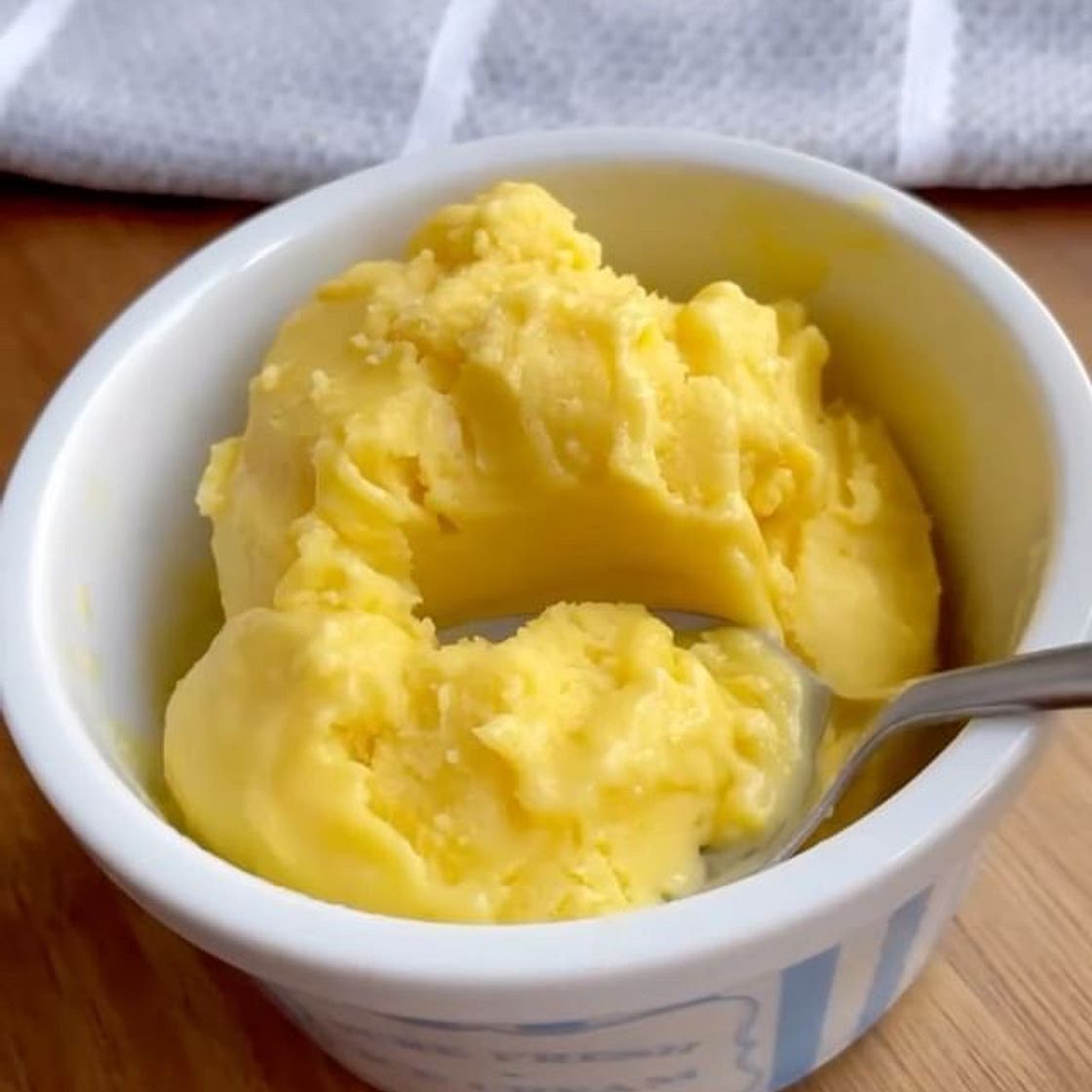 Mango ice cream No ice cream machine needed for this recipe! Just use your blender and it comes out so creamy and delicious. 4 cups frozen mango 1 14 oz can coconut milk 1 tsp vanilla 1/4 cup honey Blend all ingredients in the blender. Blend until smooth s