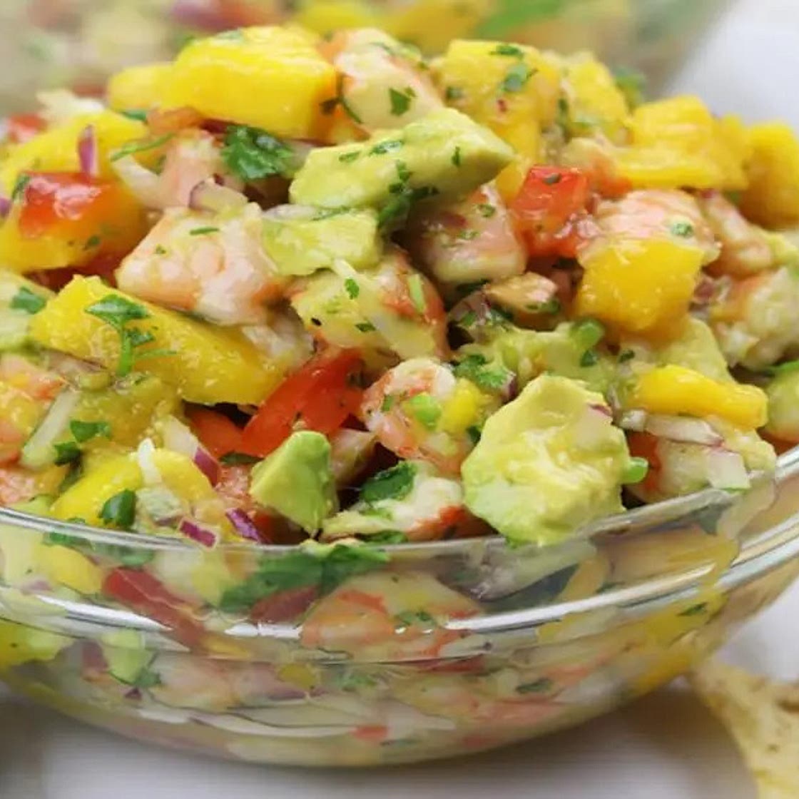 Mangue, crevettes et avocat : Une salsa estivale qui nous met l'eau à la bouche