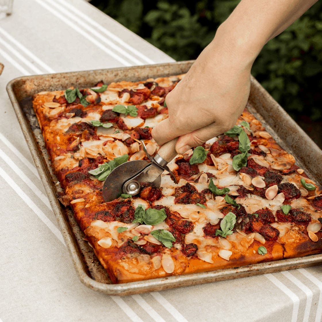 Pizza aux fraises, au pesto, à la mozzarella fraîche & aux amandes
