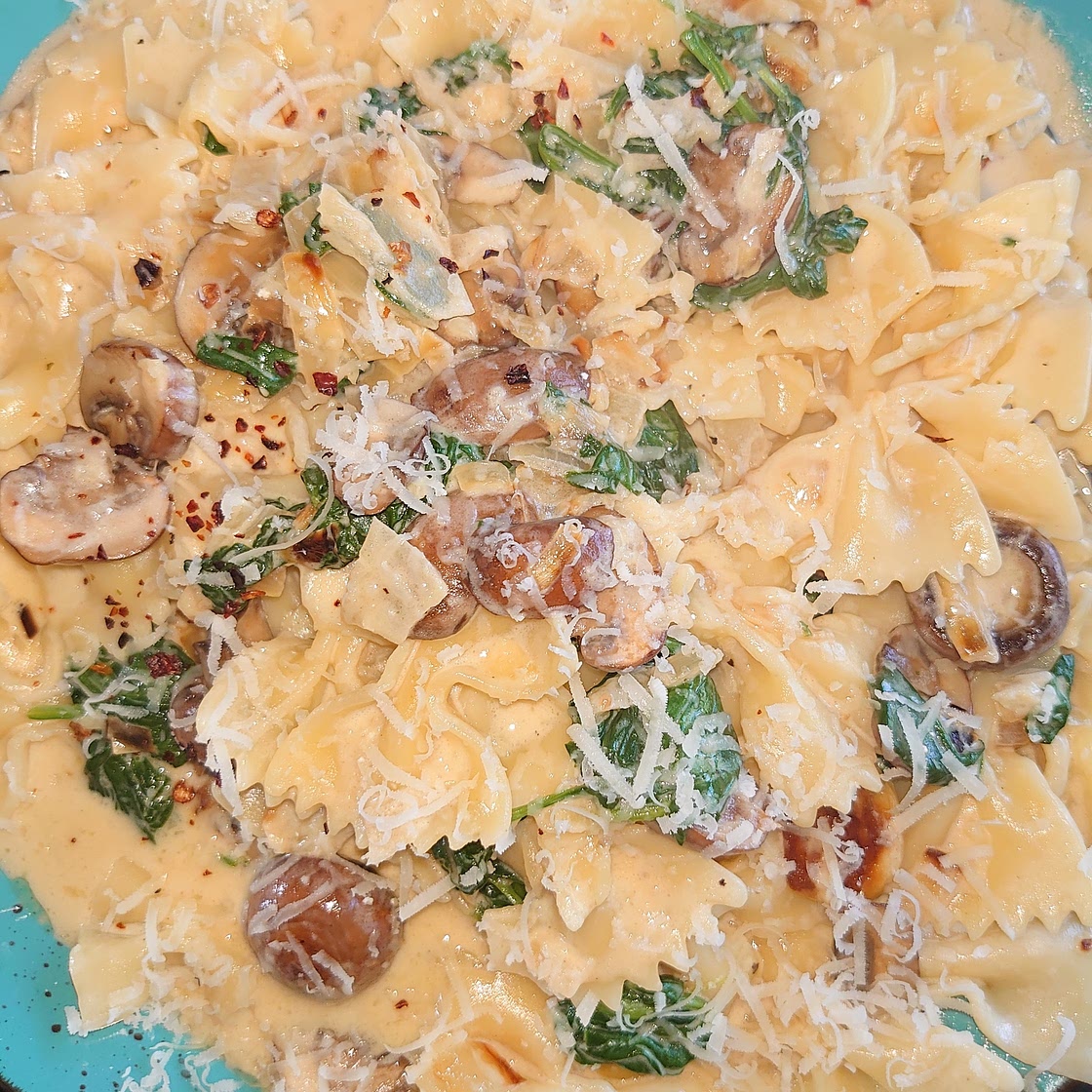 One-Pot Garlic Parmesan Pasta with Spinach and Mushrooms