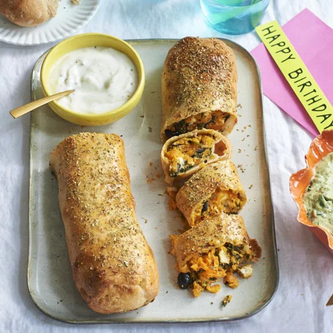 Zoete-aardappelrol met feta en knoflookyoghurt