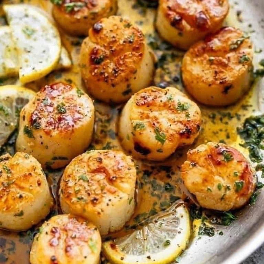  LEMON-GARLIC BAKED SCALLOPS
