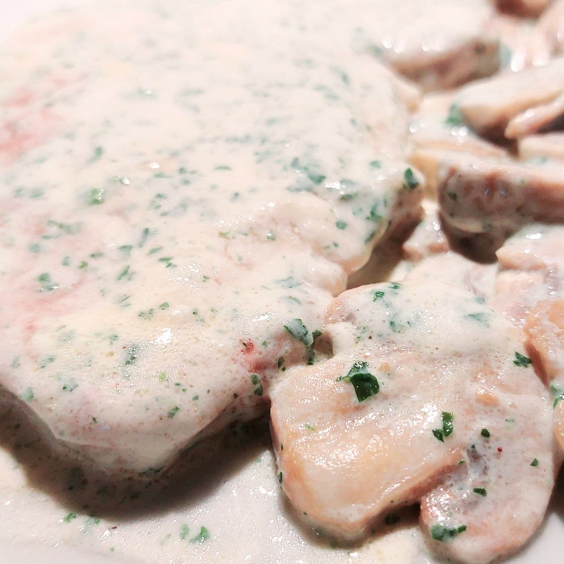 Cutlet with heavy cream and mushrooms