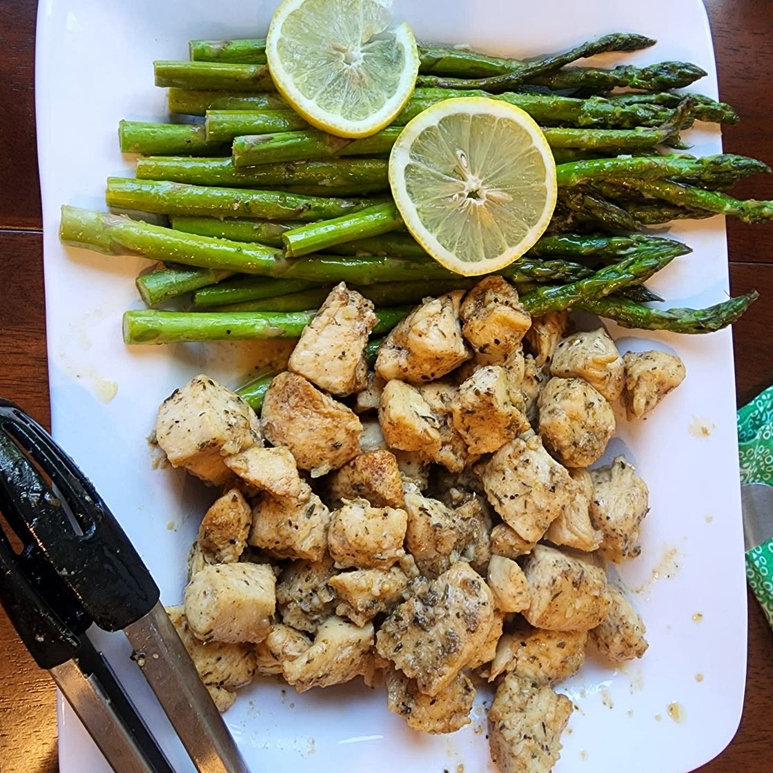 Garlic butter chicken bites with lemon asparagus