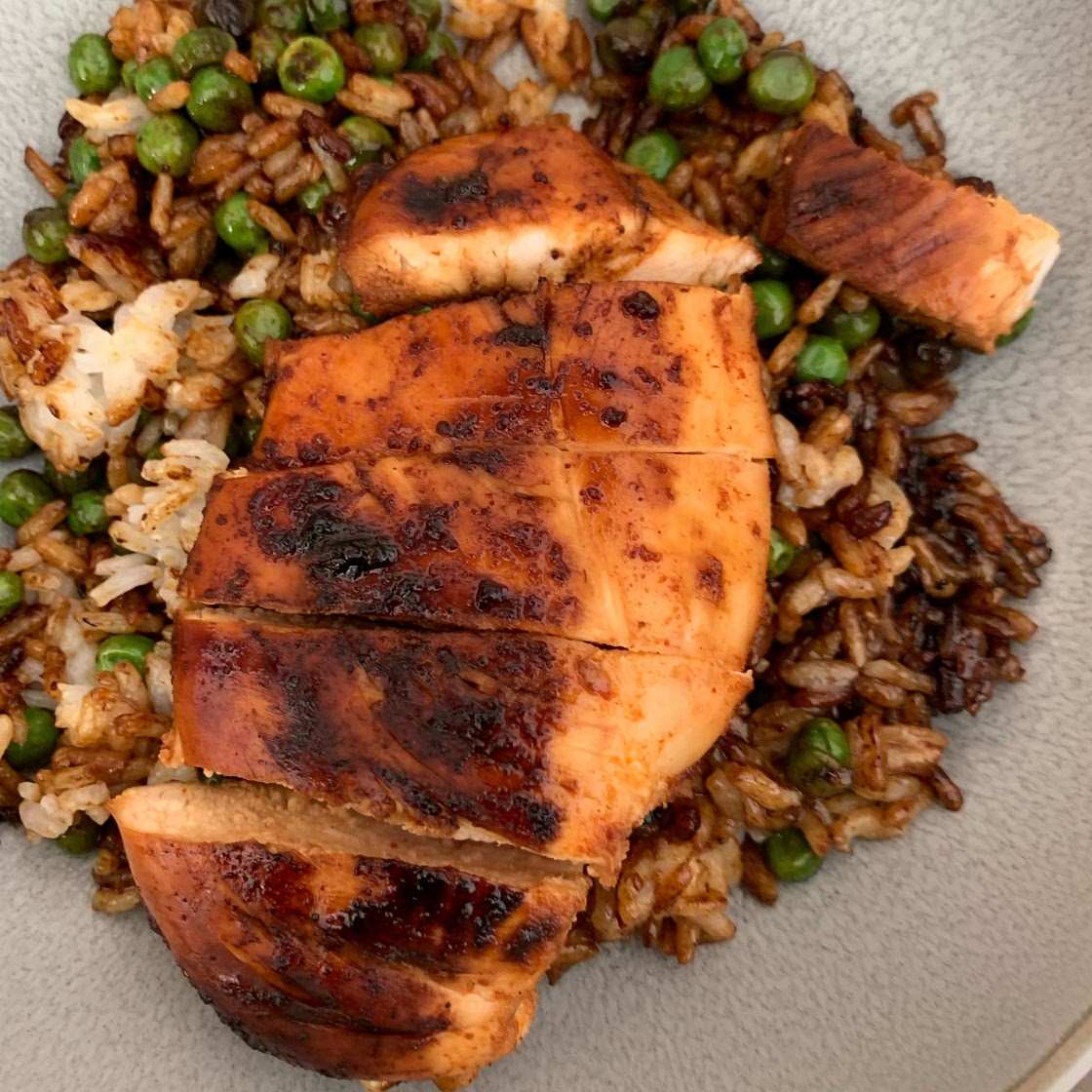 STICKY HONEY CHICKEN MEAL PREP 🤍✨ over 48g protein! 441 kcal per portion (46.1g C, 48.6g P, 6.2g F) Ingredients for 2: - 2 x chicken breasts (I used ) - 1 packet of rice (240g cooked rice) - 100g peas - 2 tsp honey - 2 tbsp soy sauce - 1 tsp paprika - 1 t
