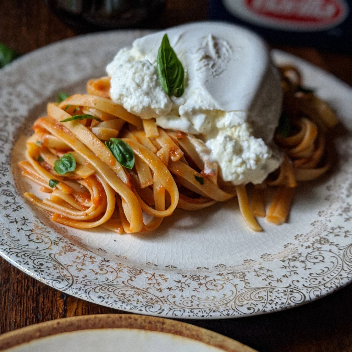 Pâtes sauce aux tomates & ail rôti avec burrata