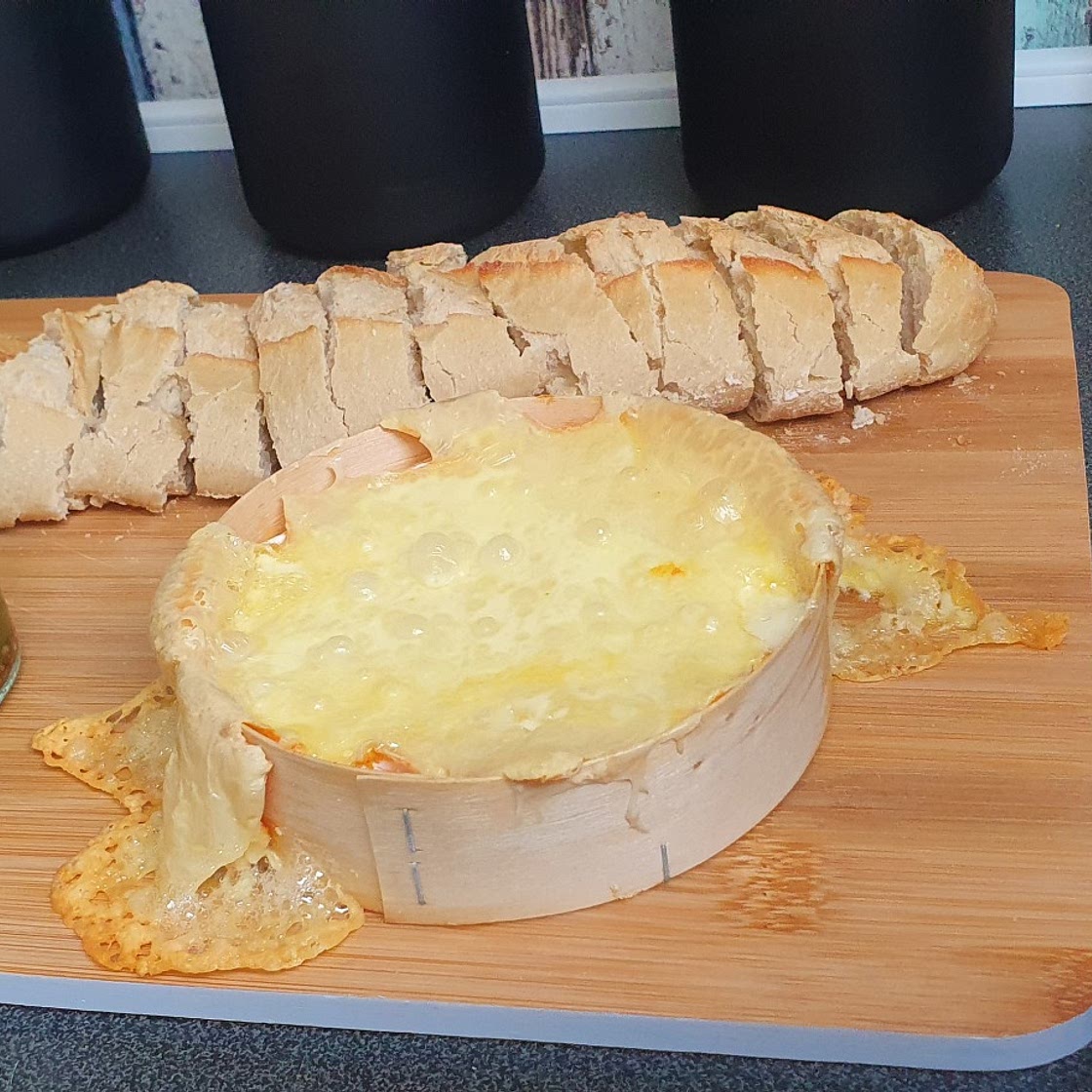Ofenkäse mit Baguette